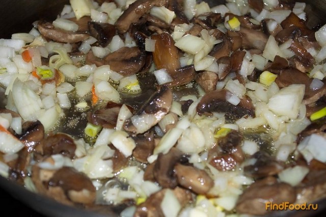 Тушеная капуста с сосисками  грибами и томатным соусом рецепт с фото 6-го шага 