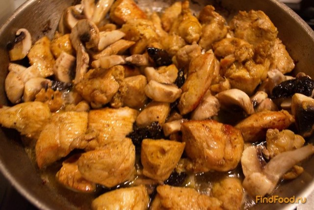 Куриная грудка в соусе с кари и грибами рецепт с фото 4-го шага 
