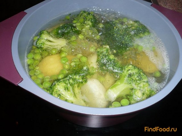 Гарнир из картофеля брокколи и зеленого горошка рецепт с фото 4-го шага 