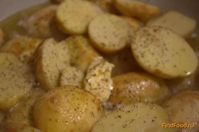 Картофель молодой тушеный в сковороде на бульоне рецепт с фото 3-го шага 