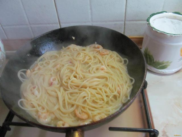 Спагетти с креветками и чесноком рецепт с фото 5-го шага 
