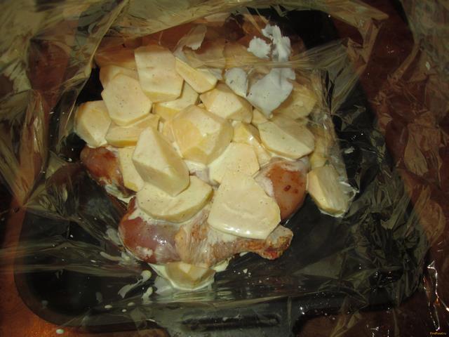 Курица с картофелем запеченные в кулинарном рукаве рецепт с фото 4-го шага 