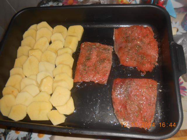 Горбуша под шубой в духовке с картофелем рецепт с фото 7-го шага 