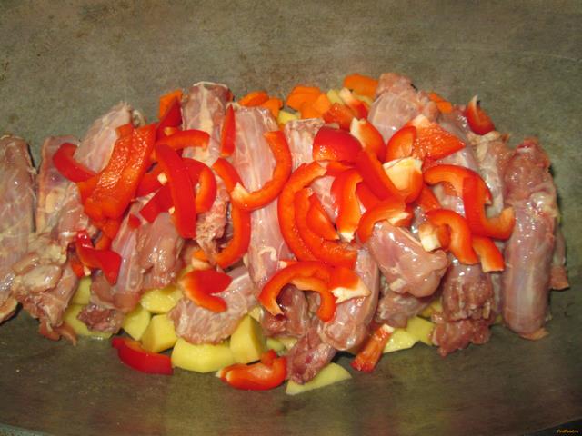 Тушеный картофель с куриными шейками и горохом рецепт с фото 5-го шага 