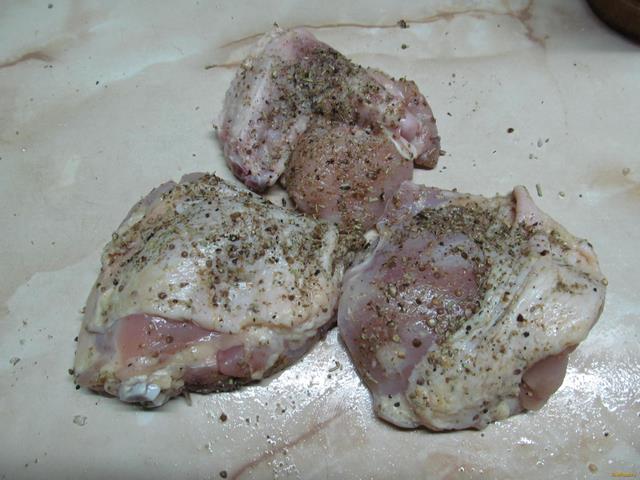 запеченный картофель с куриными бедрами  рецепт с фото 3-го шага 