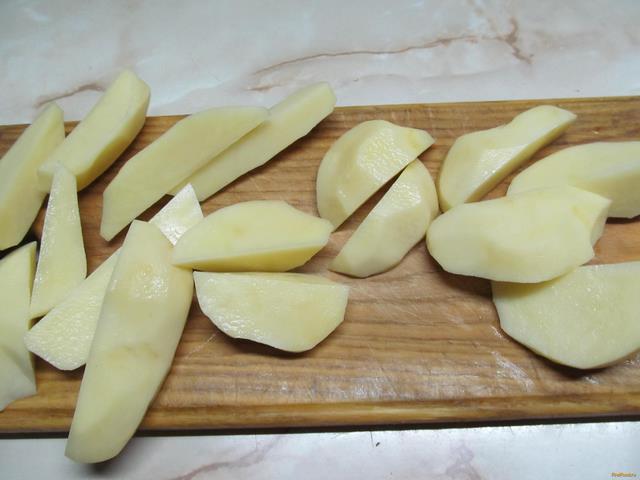 запеченный картофель с куриными бедрами  рецепт с фото 4-го шага 