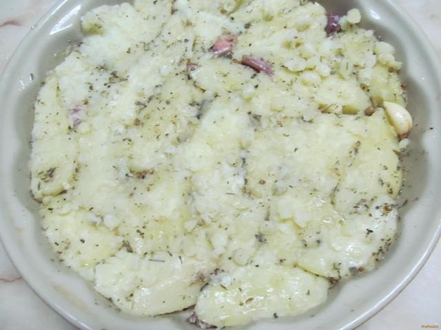 запеченный картофель с куриными бедрами  рецепт с фото 10-го шага 