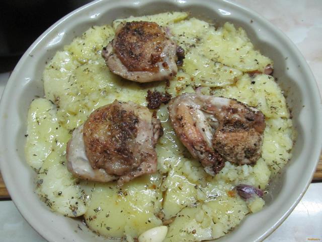 запеченный картофель с куриными бедрами  рецепт с фото 11-го шага 