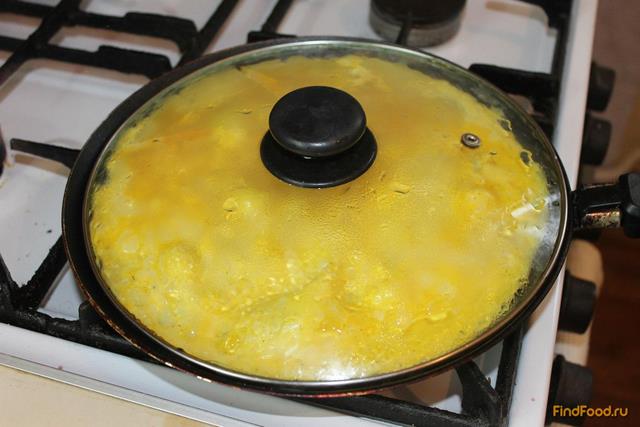 Омлет из двух яиц фаршированный твердым сыром и грибами  рецепт с фото 3-го шага 