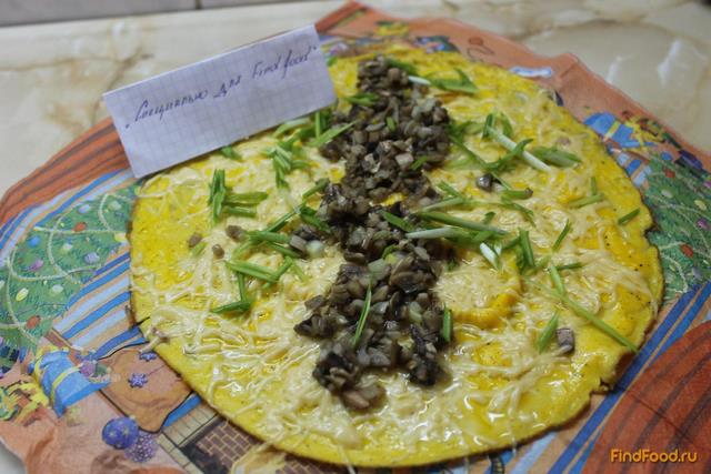 Омлет из двух яиц фаршированный твердым сыром и грибами  рецепт с фото 4-го шага 