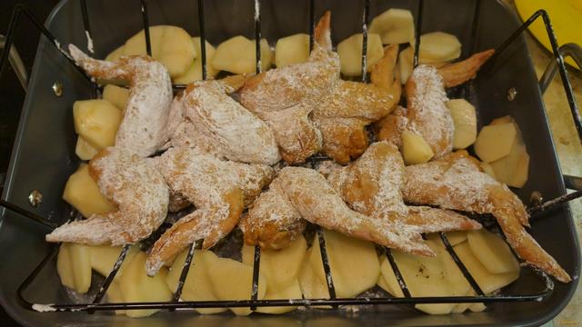 Куриные крылышки в глазури с печеным картофелем рецепт с фото 7-го шага 