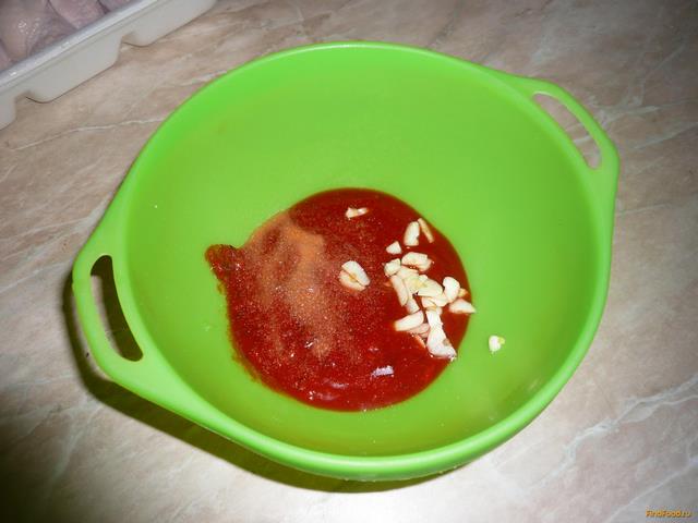 Крылышки в томатном соусе и картофель на гарнир рецепт с фото 2-го шага 