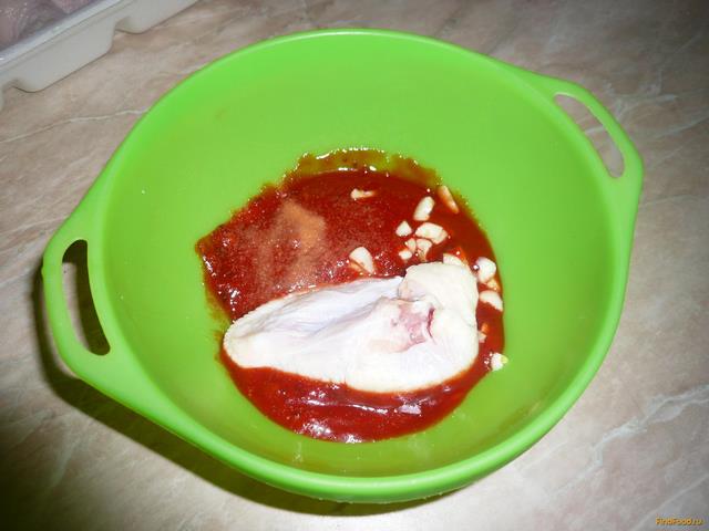 Крылышки в томатном соусе и картофель на гарнир рецепт с фото 3-го шага 