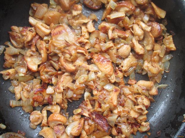 Пресные лепешки с картофелем луком и грибами рецепт с фото 6-го шага 
