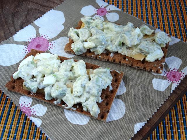 Бутерброды с авокадо сыром и яйцом рецепт с фото 9-го шага 