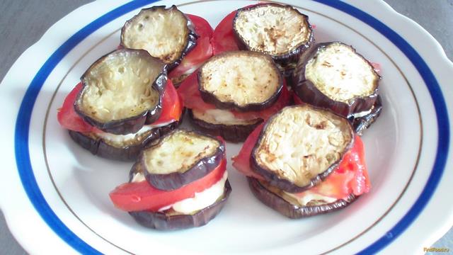 Рецепт Жареные баклажаны с майонезом и помидорами рецепт с фото