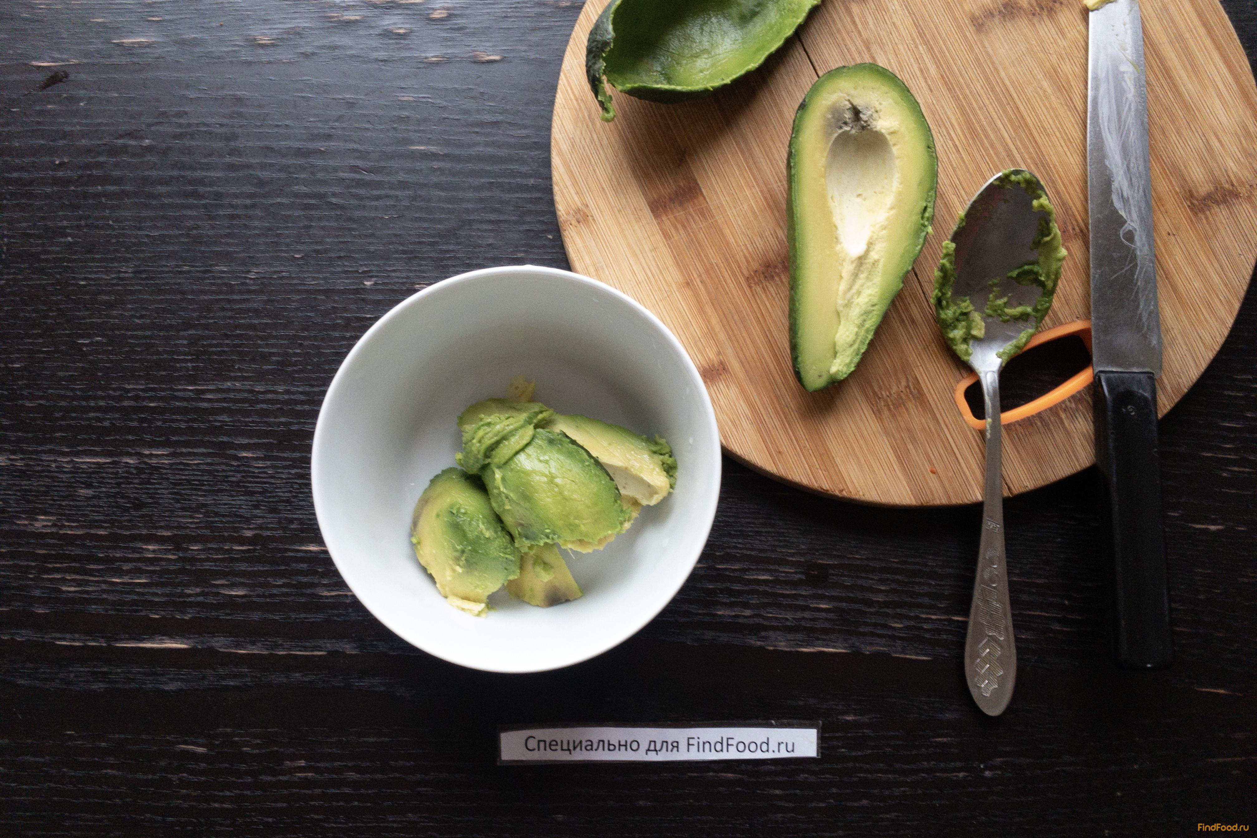 Цельнозерновые тосты с авокадо и глазуньей рецепт с фото 3-го шага 
