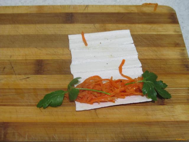 Фаршированные корейской морковкой крабовые палочки  рецепт с фото 2-го шага 