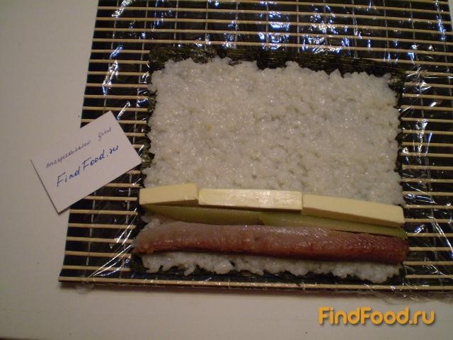 Роллы с соленым огурцом и сельдью рецепт с фото 8-го шага 