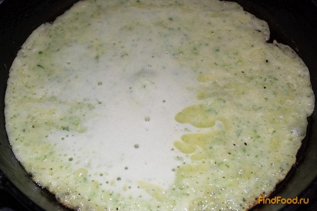 Зеленые блины с сыром яйцом и икрой рецепт с фото 5-го шага 