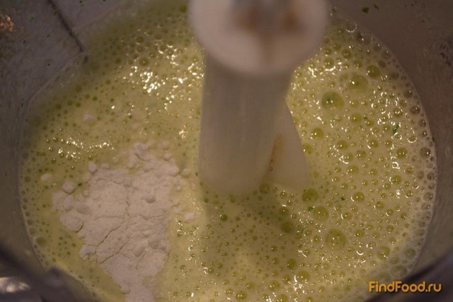 Зеленые блины с сыром яйцом и икрой рецепт с фото 4-го шага 