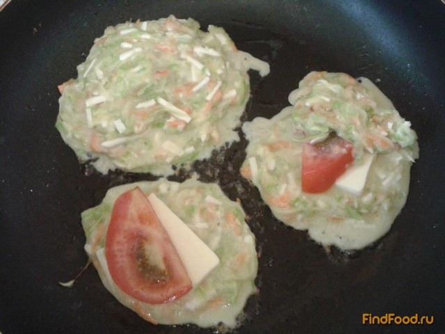 Кабачковые оладьи с начинкой из сыра и помидоров рецепт с фото 4-го шага 