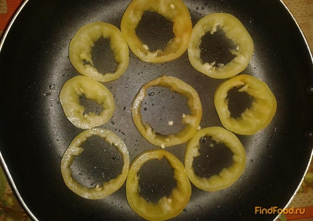 Яичница с помидорами в перце рецепт с фото 2-го шага 